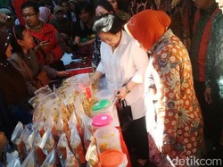 Megawati Sambangi Eks Lokalisasi Dolly Ditemani Risma