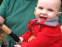 Masih 6 Bulan, Bayi Ini Sudah Pegang Izin untuk Berburu