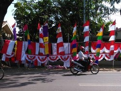 17 Agustusan Mulai Terasa di Kalimalang, Ada Pohon Pinang Sampai Tiang Bendera