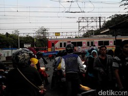 Semrawutnya Parkiran Motor dan Trotoar di Stasiun Jatinegara