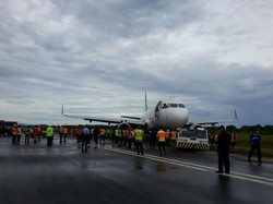 Penampakan Evakuasi Citilink di Bandara Minangkabau, Roda Sudah Ditarik ke Runway