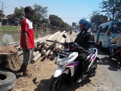 Jelang Perayaan HUT RI, Pohon Pinang Ramai Dijual di Pinggir Jalan Kalimalang