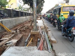 Keluhkan Trotoar Depan Citos, Warga: Sudah 2 Bulan ini Mangkrak, Bahaya!