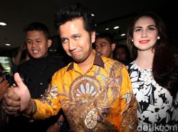 Maju Calon Bupati, Suami Arumi Bachsin Sambangi Kantor KPU RI