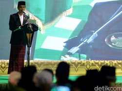 Saat Pakai Sarung di Muktammar NU, Jokowi Kaget Para Kyai Pakai Jas dan Dasi