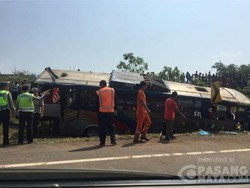 Bus Terperosok Parit di KM 88 Tol Purbaleunyi, Lalin Tersendat