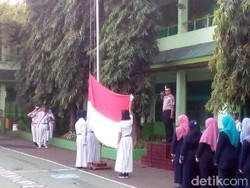 Jadi Pembina Upacara, Kapolsek Cengkareng Ingatkan Siswa Aturan Berkendara