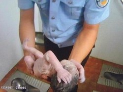 Tega! Bayi Baru Lahir Dibuang di Pipa Saluran Air Toilet Umum