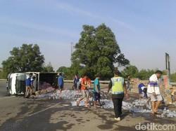 Truk Isi Air Minum Terbalik di Jembatan Bintara Bekasi, Minuman Berserakan