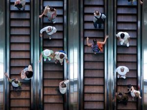 Tips Agar si Kecil Tetap Aman Saat di Eskalator