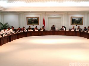 Kumpulkan Menteri, Jokowi Minta Update Jalur Mudik hingga Stok BBM