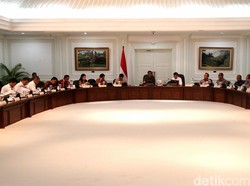 Kumpulkan Menteri, Jokowi Minta Update Jalur Mudik hingga Stok BBM