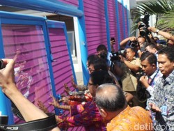 Bruk! Menkum HAM Robohkan Pagar LP Anak Bandung sebagai Tanda Peresmian LPKA