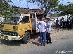 Truk Berjalan Mundur, Dua Warung Hancur dan Seorang Nenek Luka