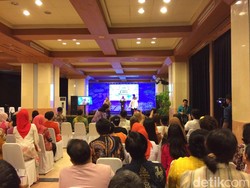 Ahok Bantu Geser Podium yang Tinggi Ketika Istri JK Kesulitan Saat Pidato