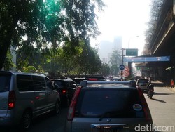 Motor Gratis Masuk Tol JORR Depan Citos, Lalin Padat