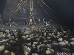 Melihat Aksi Pemetik Sarang Walet Bertaruh Nyawa di Goa Laut Selatan