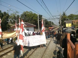Gelar Demo, Warga di Batu Ceper Hadang KRL yang Hendak Melintas