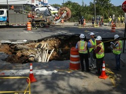 Lubang Menganga Tiba-tiba Muncul di Jalanan New York