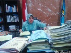 Kenapa Takut Melawan Risma?