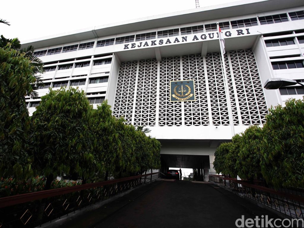 Kejagung Tangkap Buronan Kasus Korupsi Eddi Warlis di Padang