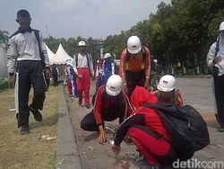 Puluhan Pelajar Punguti Sampah Sisa Muktamar NU di Alun-alun Jombang