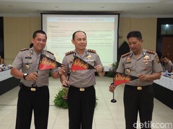 Priiit! 3 Kapolres di Kalbar ini Diberi Bendera Api