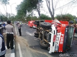 Mobil PMK Terguling Saat akan Melakukan Pemadaman