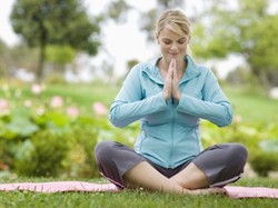 Rajin Berlatih Yoga, Nia Dinata Berikan Saran untuk Pemula