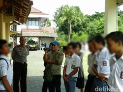Siswa-siswa Bolos ini Dihukum Lafalkan Pancasila, Ternyata Tak Hafal