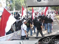 Ratusan Demonstran Long March di Kawasan Monas, Lalin Macet Panjang