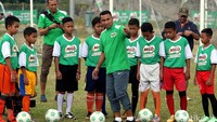 Firman Utina (tengah) bermain untuk Persija pada 2010. Firman main untuk Persib pada 2012 sampai 2015 dan menjadi bagian juara tim Maung Bandung pada ISL 2014. Firman kini main di Liga 2 untuk klub Kalteng Putra. (Foto: Rengga Sancaya/detikSport)