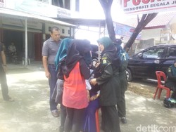 Takut Terjaring Razia Busana, Siswi Jatuh dari Motor dan Pingsan