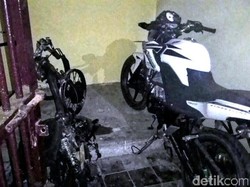 Diduga Pelaku Curanmor Dua Pemuda Dihajar Massa, Motornya Dibakar