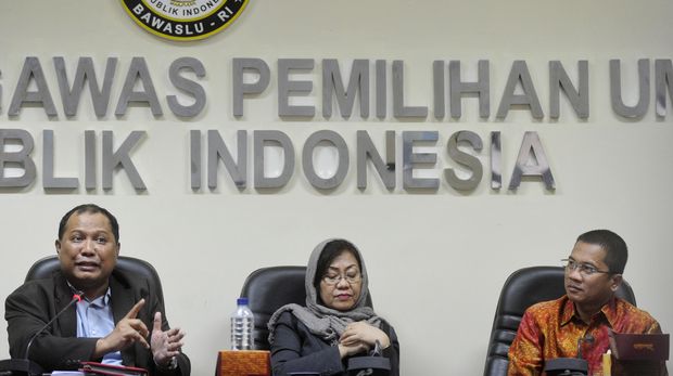 Peneliti politik dari LIPI Siti Zuhro (tengah), di Jakarta, 2015.