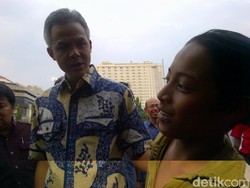 Canda dan Hadiah Gubernur Ganjar Ketika Dihadang Pengamen Cilik