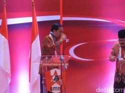 Saat Pakde Karwo Antarkan Minum untuk Presiden Jokowi di Panggung