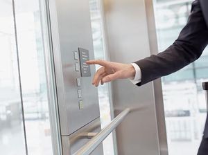 7 Orang Terjebak di Lift Pakuwon Tower Jaksel 7 Orang Terjebak di Lift Pakuwon Tower Jaksel