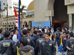Eks Anggota Geng Motor Brigez Zikir di Masjid Raya Bandung