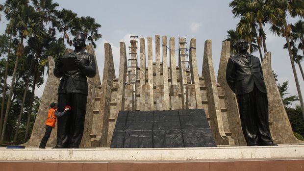Pekerja membersihkan patung Proklamator Republik Indonesia, Soekarno - Hatta di Kompleks Tugu Proklamasi, Jakarta Pusat, Jumat (7/8). Pembersihan  patung Proklamator tersebut dilakukan dalam rangka menyambut Hari Kemerdekaan RI pada tanggal 17 Agustus mendatang. ANTARA FOTO/Reno Esnir/foc/15.