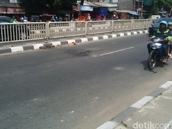 Ini Batu dan Aspal Mengelupas, Sisa Tawuran Ormas di Pasar Gembrong