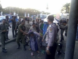 Kembali Ricuh Saat Ditertibkan, PKL Monas Hunuskan Pisau ke Arah Satpol PP