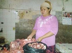 Meski Harga Meroket, Penjual Daging di Surabaya Masih Berjualan