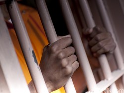Polisi Bekuk Pria Mabuk Ngamuk Minta Minum Tambahan ke Toko Jamu di Depok