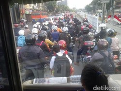 Duh! Tiap Pagi Pemotor Antre Masuk Busway dan Bikin Macet di Mampang