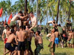 Begini Gaya US Marine Saat Panjat Pinang dan Balap Karung