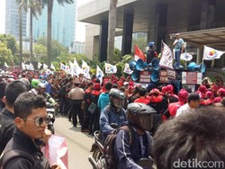 Buruh Demo di Depan Gedung KPK, Lalin Rasuna Said Arah Mampang Macet Parah