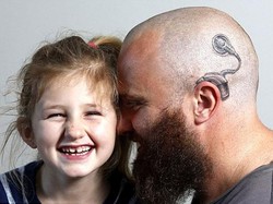 Dukung Putrinya, Alistair Bikin Tato Gambar Implan Koklea