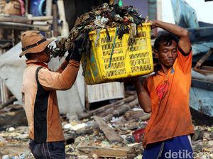 Petugas Angkut Sampah di Medan Polonia Ngeluh Tak Diberi Uang Minyak 7 Bulan Petugas Angkut Sampah di Medan Polonia Ngeluh Tak Diberi Uang Minyak 7 Bulan