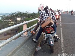 Banyak Pemotor Nongkrong dan Pacaran di Flyover Pasar Rebo, Kenapa Sih?